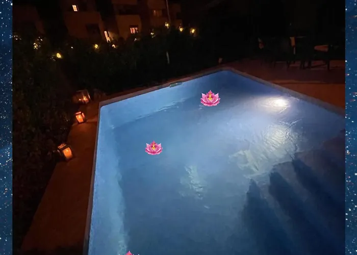 Space In The Villa With Poll Near Golf In Madrid